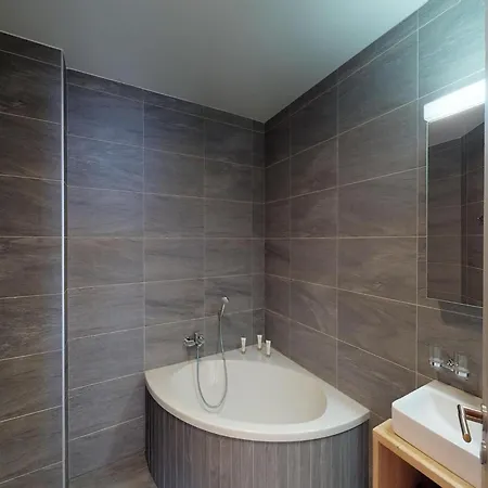 With Swimming Pool Access