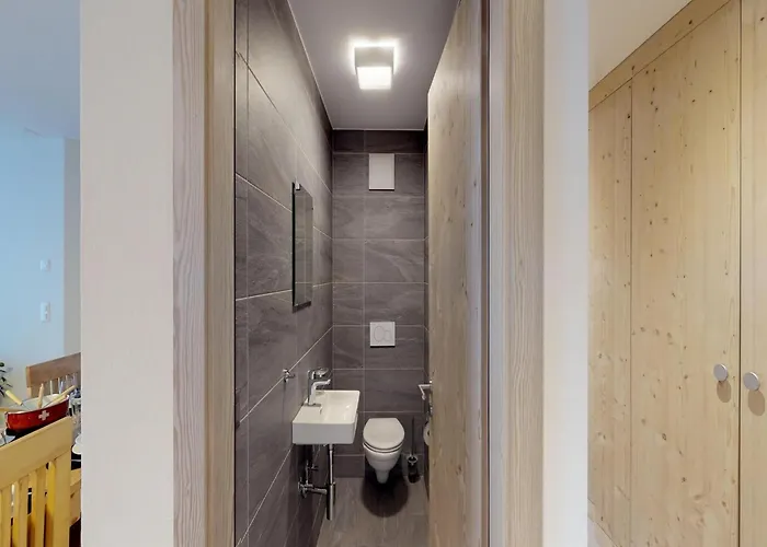 With Swimming Pool Access 维松纳