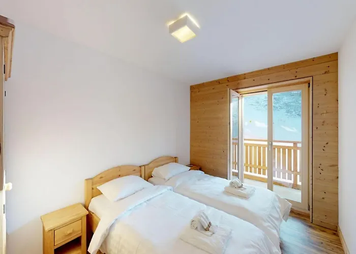 With Swimming Pool Access 维松纳